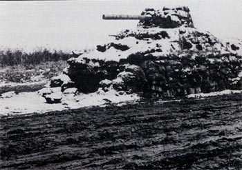 Solche Panzerattrappen waren im Krieg beliebtes Mittel, um dem Feind berlegenheit vorzutuschen.