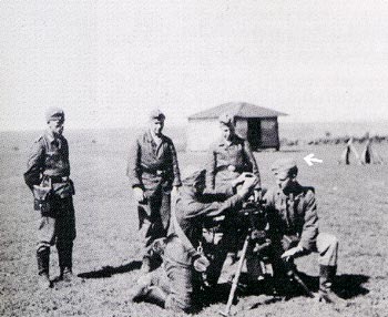 Heinrich Kappelmann 1943 im Kaukasus bei einer Ausbildung an einem 8-mm-Granatwerfer.